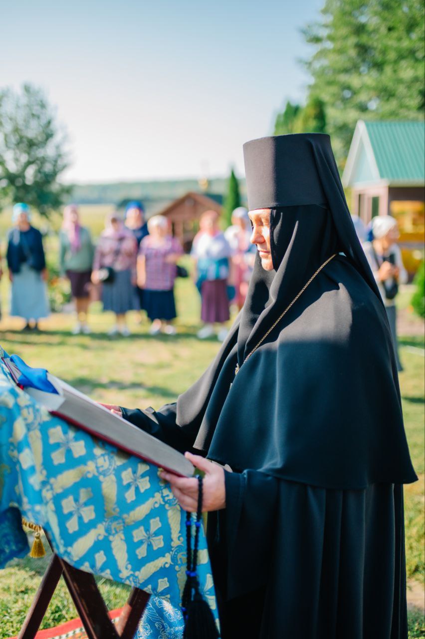 Матушка-ігуменя з богослужбовою книгою
