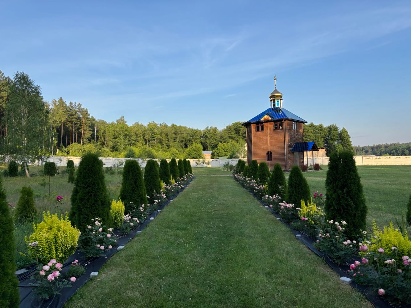 Дерев'яна каплиця і троянди на території Соболівської обителі